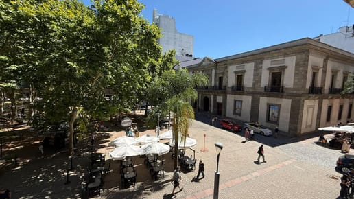 Oficina a la venta con renta en Peatonal Sarandí y Juan Carlos Gómez!!