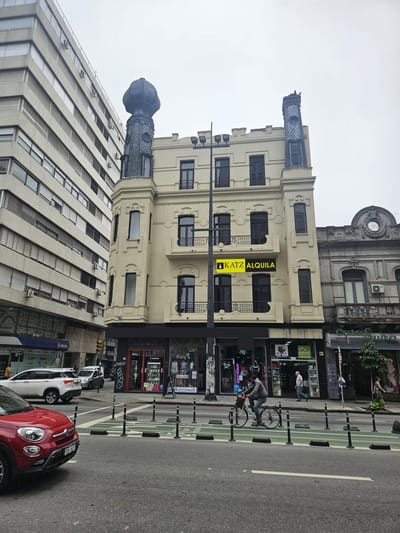 Edificio de 3 plantas llanas 220 m2 cada planta, ascensor, totalmente reciclado, total 660 m2 !!