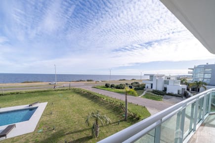 VENTA 4 DORMITORIOS PLAYA MANSA FRENTE AL MAR, 2 GGE AMMENITIES, SERV DE PLAYA LIMPIEZA,