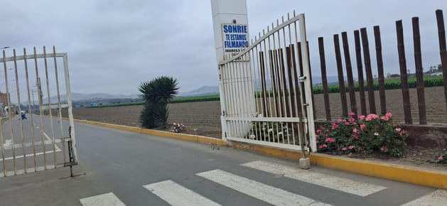 terreno con casco de dos pisos vendo las brisas de barranca