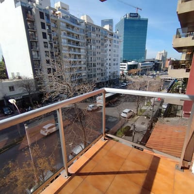 Monoambiente con Balcón piso 3 al frente en Pocitos