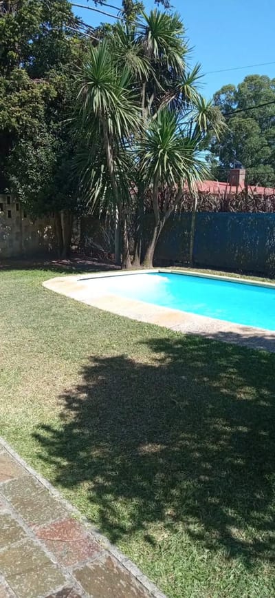 Casa chalet en venta 4 dormitorios 2 baños piscina barbacoa, bien ubicado solymar