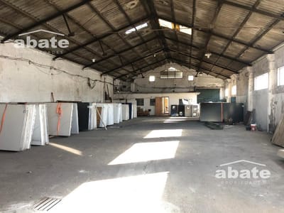 Gran local para depósito. Terreno de 8.089 m2 con salida a 2 calles