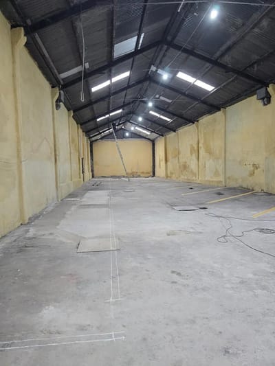 Venta o Alquiler Con 3 Apartamentos Galpón de 10 mts de Altura, Portón Automatico 