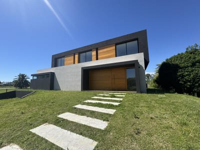 Moderna casa de 3 dormitorios a estrenar en barrio Sheraton (playa)