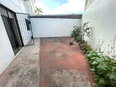 VENTA APARTAMENTO PARQUE BATLLE 3 DORMITORIOS UN BAÑO GRAN PATIO