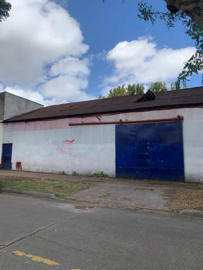 Venta de Local de 140 m2 a pasos de Avda. Eugenio Garzón