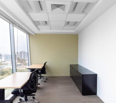 Alquiler de oficina comercial para 5 personas en Lima San Isidro Fibra Building.