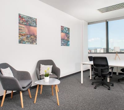 Alquiler de oficina comercial para 3 personas en Lima San Isidro Fibra Building.