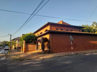 Casa en esquina 5 Dormitorios barrio Sajonia Asunción