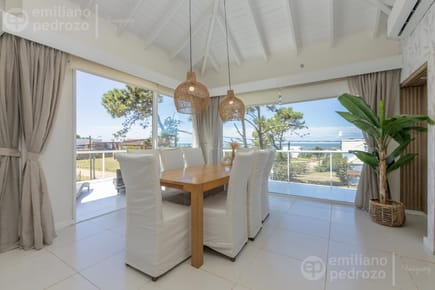 Venta Casa en La Barra con vista al mar y piscina