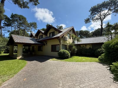 Parque Burnett, 570 m2 construídos, terreno 3000 m2 ,  5 dormitorios, piscina !!