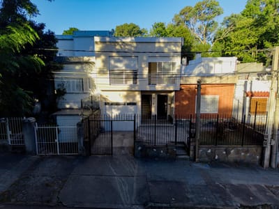 Venta de Casa al Frente con garaje doble, Barbacoa y patio tipo azotea