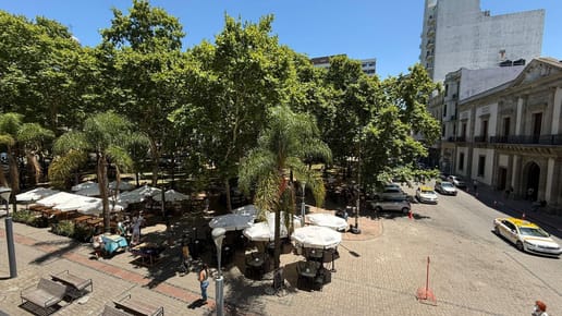Gran loft en peatonal Sarandi frente a la Plaza Matriz !!