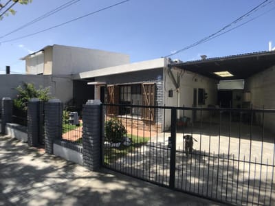 Colonia  - Venta casa de 3 dormitorios con apartamento de 2 dormitorios céntrico
