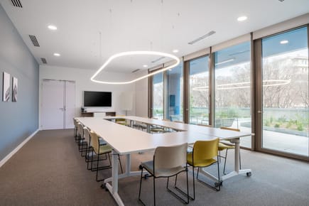 Alquiler de oficinas bellamente diseñadas para 5 personas en Asuncion, Perseverancia