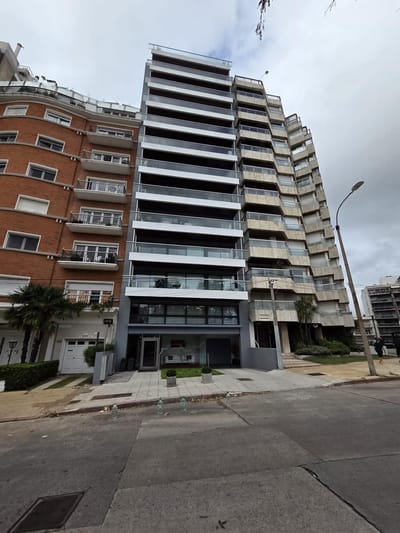 Leyenda Patria , frente al Parque, 159 m2 , gge x2 , nuevo !!