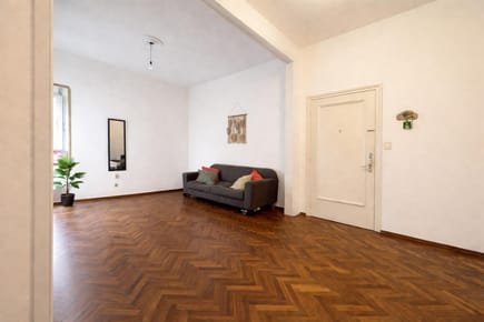 Venta apartamento de dos  dormitorios con patio. Tres Cruces. Alquilado