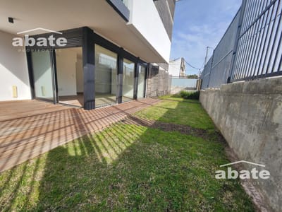 Venta apartamento de 2 dormitorios con deck y jardín con renta