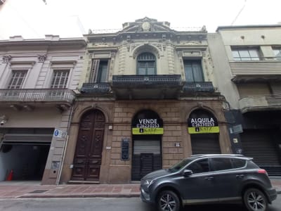 Rincón casi Plaza Matriz, mega local de 10 mts de frente, 700 m2 construídos !!