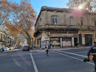 Local - Av Uruguay esquina Yi , gran esquina , 612 m2 edificados !!