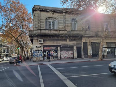 Terreno - Av Uruguay esquina Yi, 235 m2 , 32 mts de frente , altura 27 mts !!