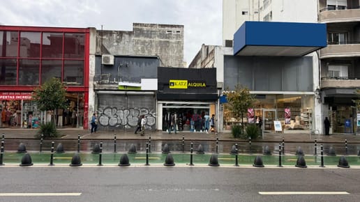 18 de julio esq Roxlo 200 m2, salón + deposito