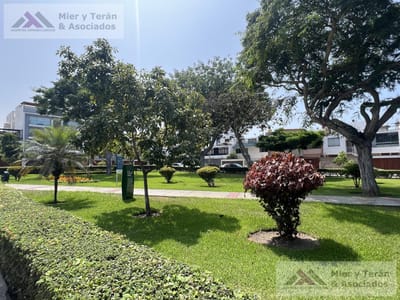 VENTA CASA EN MIRAFLORES FRENTE A PARQUE (609-1122-1)