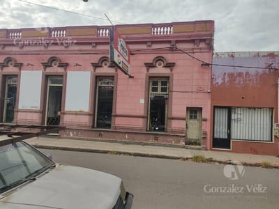 Casona ubicada en centro de Carmelo a 2 cuadras de la plaza Principal