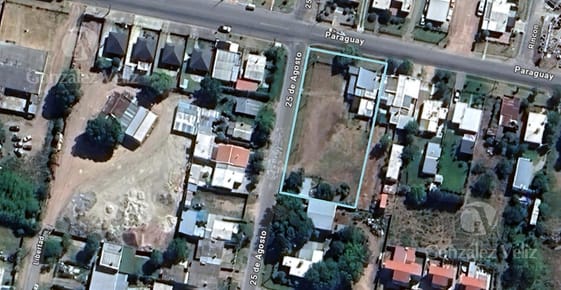Amplio terreno de 1812m2 en esquina con 3 casas 