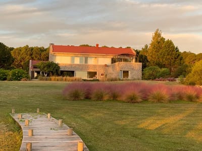Casa en  EL FARO con muelle privado al  Río de la Plata