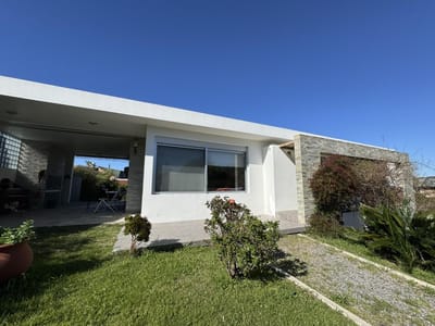 Casa en Venta en Bahía de Colonia con Piscina, Losa Radiante y 3 Dormitorios