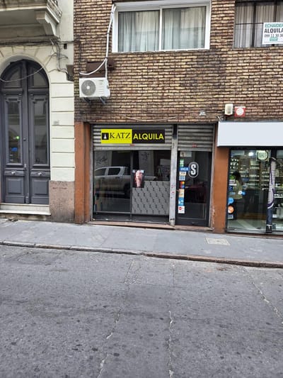 Ituzaingo y peatonal Sarandi, 60 m2 , 4 mts de frente , apto gastronomía !!