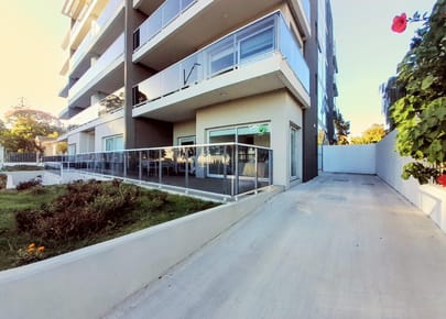 Apartamento 2 dormitorios con patio y cochera sobre Rambla de Colonia