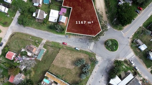 Se vende Terreno Rocha La Pedrera esquina avenida principal