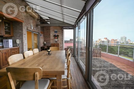 VENTA DE PENTHOUSE TRIPLEX CON 4 COCHERAS Y PARRILLERO EN PUNTA CARRETAS