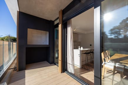 Venta apartamento cuatro dormitorios con patio c/parrillero en Carrasco