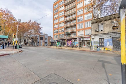 Local Comercial sobre Avenida Rivera frente al Zoológico Villa Dolores