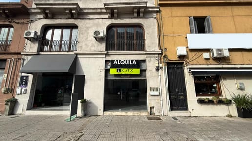 Local -Local en Rambla 25 de Agosto frente a Puerto de Mvdo!!