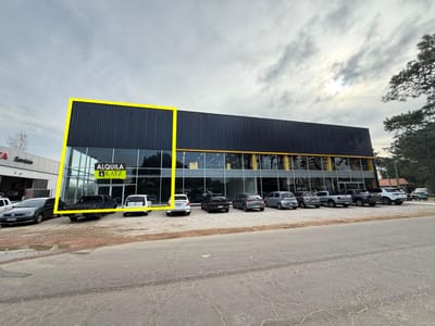Alquiler local comercial esquinero de 234 m². Doble altura cerca de Punta Shopping