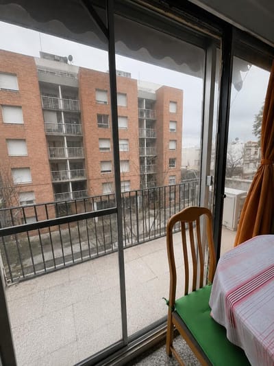 Venta Apartamento 2 dormitorios en cooperativa. Con balcón, barbacoa, cancha y juegos para niños en Tres Cruces