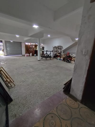 Alquiler local comercial de gran tamaño 250m2, deposito, entrada vehicular, acepta planta de gastronómica. Mercado Modelo.