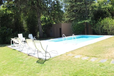 Casa ubicada en la mejor zona de San Rafael, cinco dormitorios, parque, piscina.