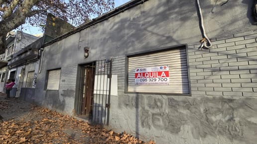 Venta de local Ideal \"Clínica - Consultorios\" en Tres Cruces