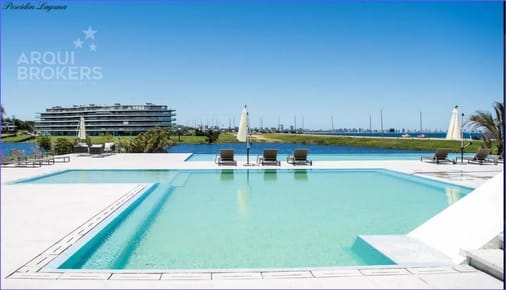 Apartamento de tres dormitorios y servicio en venta en Playa Mansa - 408