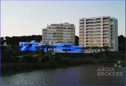 Apartamento de tres dormitorios en venta en Playa Mansa - 209