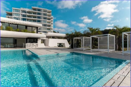 Apartamento de tres dormitorios y servicio en venta en Playa Mansa - 312