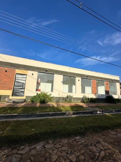 Local comercial en venta o alquiler en barrio residencial La Caoba Limpio