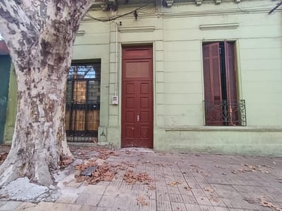 Casa a pasos de 8 de octubre y con servicios cercanos y locomoción.