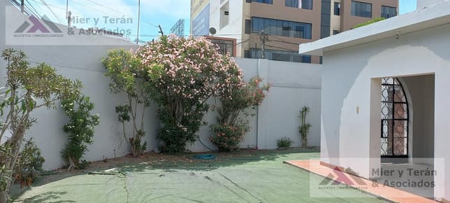 VENTA DE CASA COMO TERRENO CERCA A PARQUES EN SURCO LIMITE MIRAFLORES (609-848-1)
